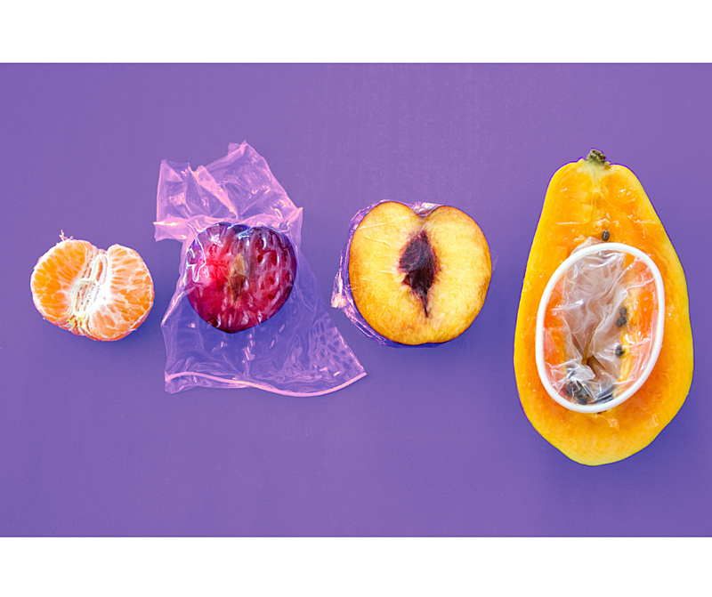 frutas cortadas, camisinhas