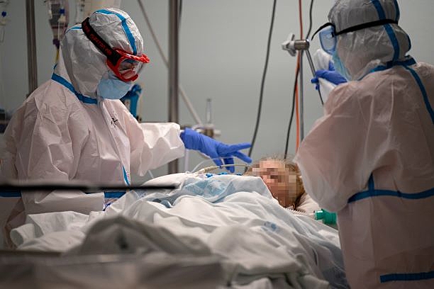 Paciente com covid na UTI em Leganes, Espanha nesta sexta (16). Governo espanhol declarou estado de emergência na região de Madri. País tem cerca de 910.000 casos registrados e mais de 33.000 mortes