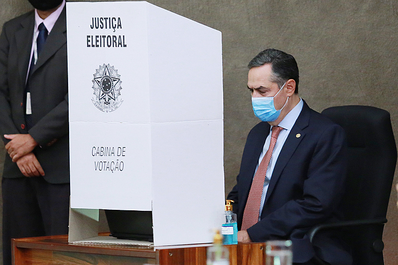 O presidente do Tribunal Superior Eleitoral (TSE), Luis Roberto Barroso, durante cerimônia de lacração das urnas eletrônicas para o pleito deste ano.