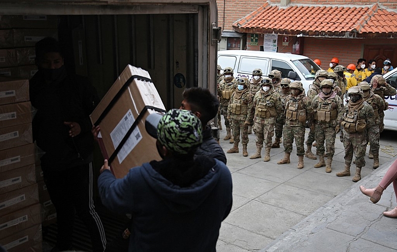 Com forte presença militar, força que foi decisiva no apoio ao golpe contra Evo Morales em 2019, Bolívia se prepara para nova eleição presidencial neste domingo (18).