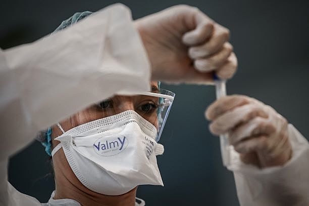 Equipe médica realiza novo teste de antígeno para covid-19 de resultado rápido em Bordeaux nesta terça-feira (20)