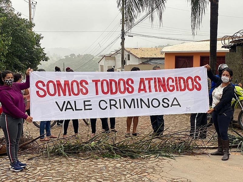 Atingidos fecham rua em protesto
