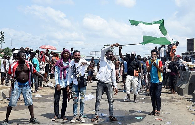 Barricadas montadas em Lagos nesta quarta-feira (21) para protestar contra a brutalidade policial e a morte de manifestantes pelos militares na Nigéria