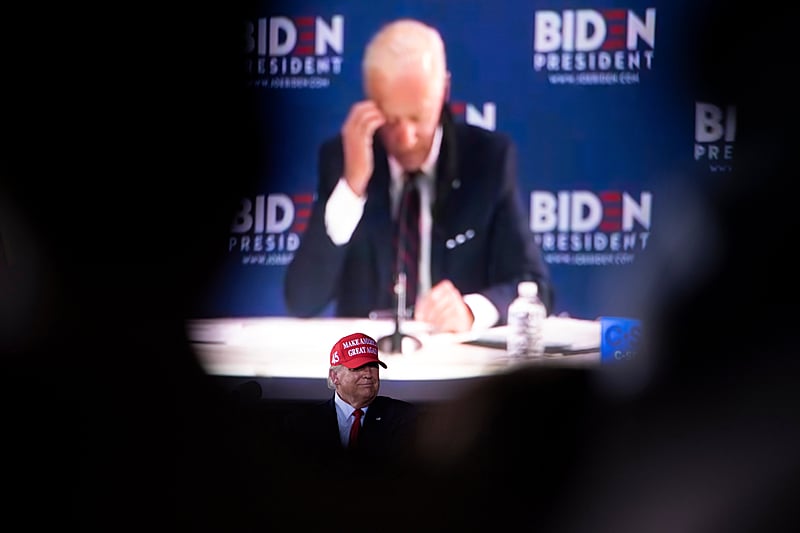 Candidato à reeleição para a presidência dos Estados Unidos, Donald Trump assiste a um vídeo de seu oponente,  Joe Biden, em comício na Flórida, nesta segunda-feira (2)