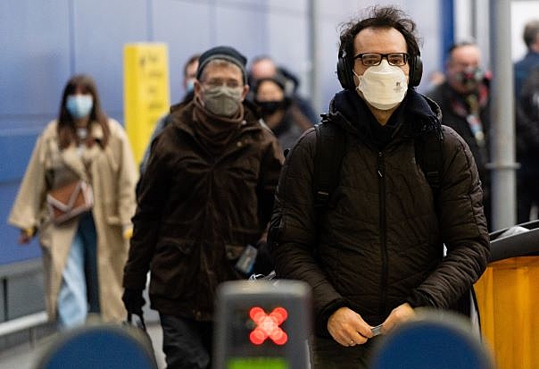 Passageiros na estação Waterloo, no centro de Londres, nesta quinta-feira (5), quando a Inglaterra inicia o segundo lockdown contra o coronavírus