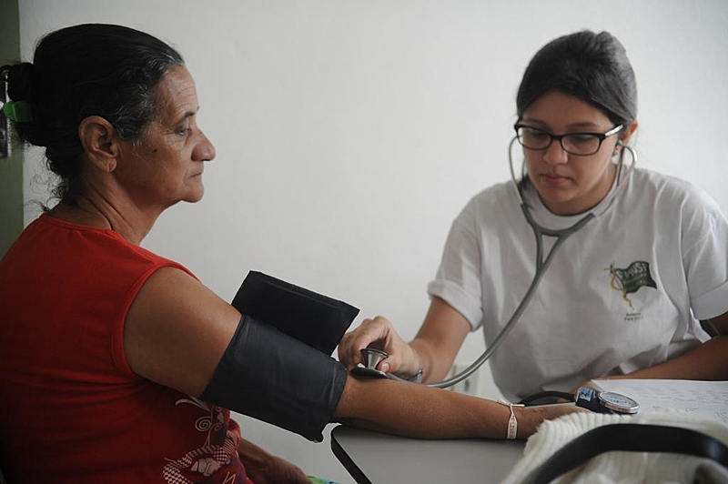 mulher tendo a pressão medida