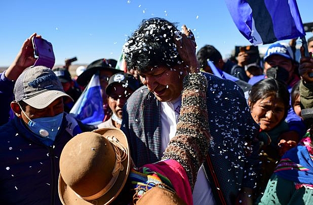 O ex-presidente da Bolívia, Evo Morales, é recebido por apoiadores na estrada entre Uyuni e Oruro, na Bolívia, nesta terça (10) após seu retorno da Argentina.