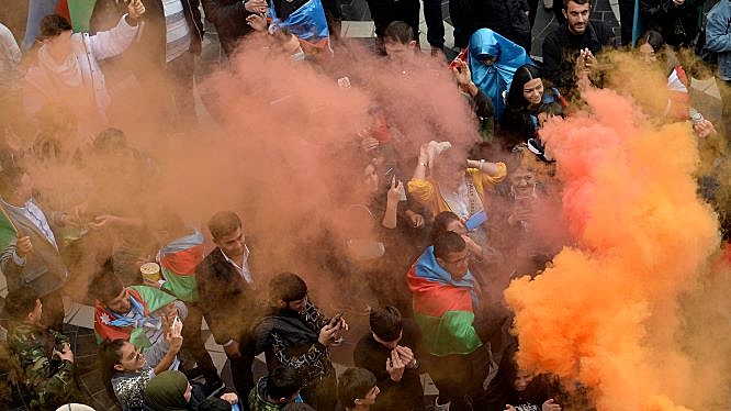 População do Azerbaijão comemora cessar-fogo com a Armênia nas ruas da capital Baku nesta terça (10). Em acordo com a Rússia, países decidiram encerrar os confrontos violentos das últimas semanas