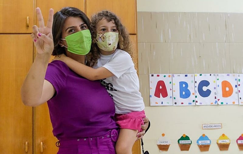 Candidata Manuela D´Ávila vota em Porto Alegre junto com a filha
