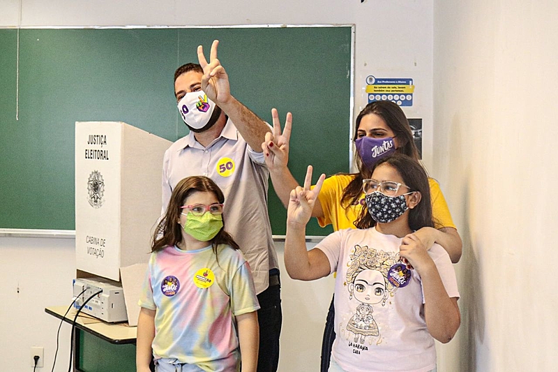 Candidato do Psol Guilherme Boulos vota em São Paulo
