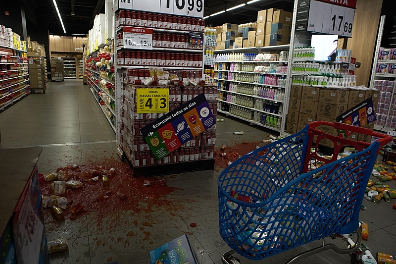 Protesto ocorreu no Dia da Consciência Negra, um dia após seguranças do Carrefour matarem um homem negro em Porto Alegre (RS).
