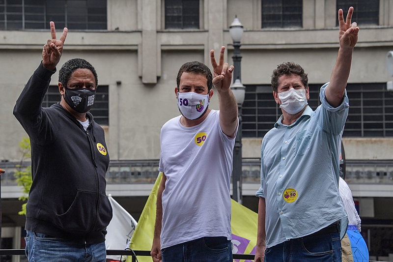 Guilherme Boulos (PSOL) recebe apoio de Jilmar Tatto (PT) e Orlando Silva (PCdoB) em evento na quarta(18); PDT, PSB e Rede também declararam apoio a Boulos para o segundo turno em SP