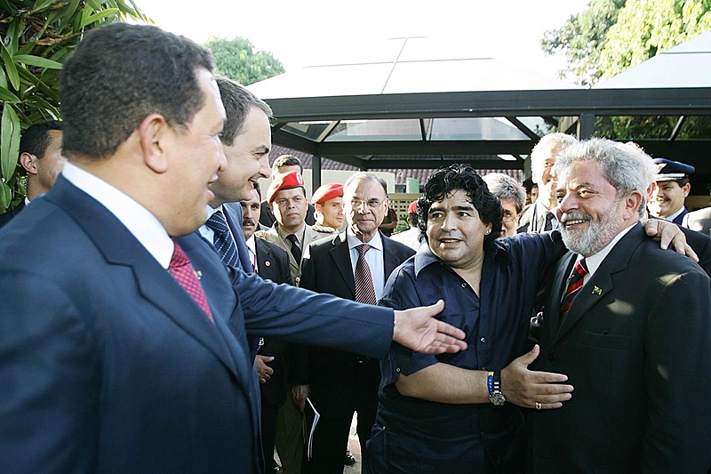 Maradona durante encontro com Luiz Inácio Lula da Silva e Hugo Chávez, então presidentes do Brasil e da Venezuela, respectivamente.