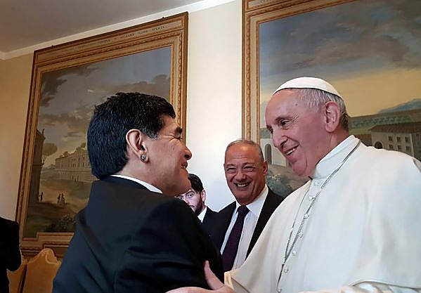 Encontro entre o Papa Francisco e Diego Maradona, no Vaticano, em 2016, antes de uma partida de futebol beneficente.