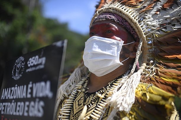 Líder indígena Ninawa Inu Huni Kui, protesta nesta sexta-feira (4) em frente a hotel no Rio onde a Brazilian Oil e a ANP apresentam novos locais de exploração petróleo na região amazônica