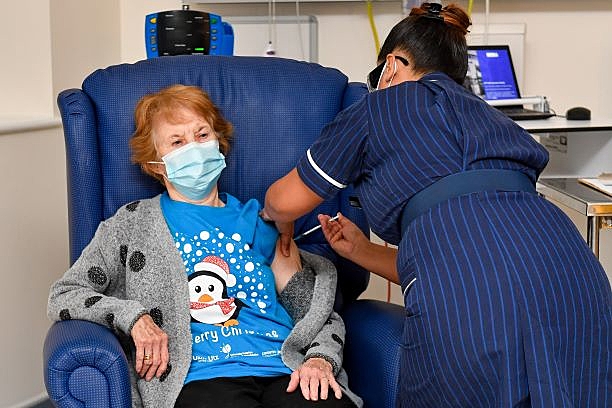 Margaret Keenan, 90, é a primeira pessoa a tomar a vacina Pfizer  /BioNtech contra a covid-19 no  University Hospital em Coventry, Inglaterra nesta terça-feira (8)