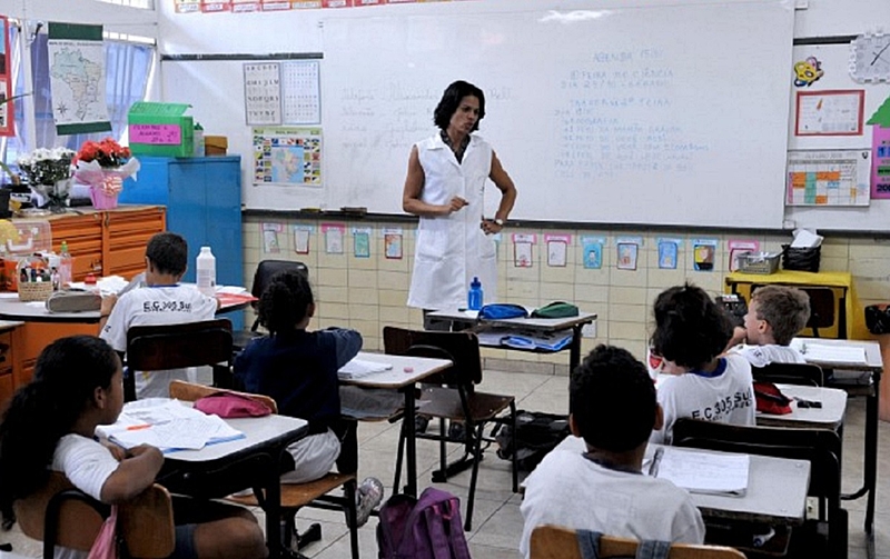 professora em sala de aula