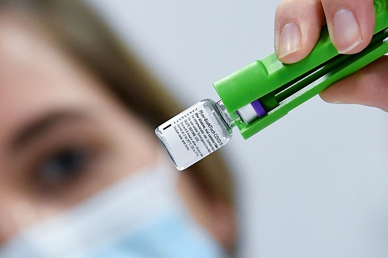 Bélgica: dose da vacina Pfizer-BioNTech conforme ela é descongelada em Leuven neste domingo (27). País se prepara para iniciar a campanha de vacinação contra a covid na segunda (28)