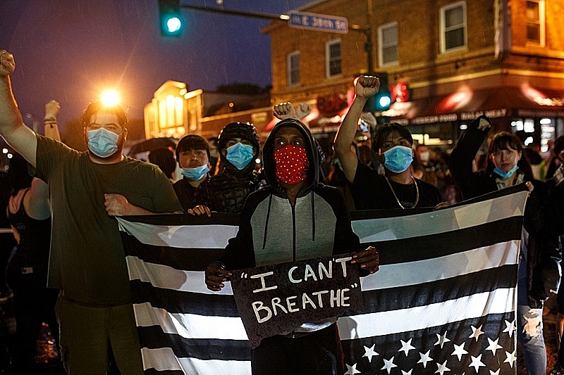 MAIO | Brutal assassinato de George Floyd em Minnesota no dia 25 de maio deu início a um levante antirracista internacional