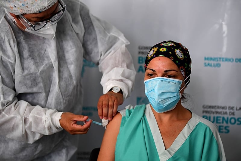 Argentina: Maria Arriola, profissional de saúde recebe a vacina Sputnik V contra a covid-19 em Quilmes, província de Buenos Aires, nesta terça-feira (29), início da campanha de vacinação no país