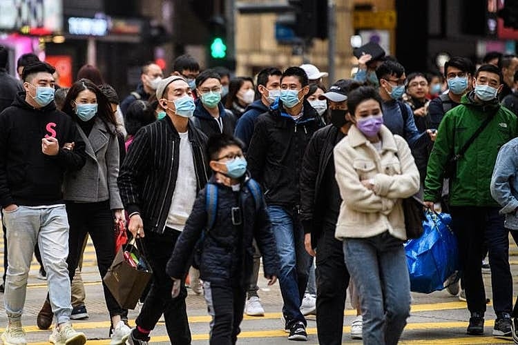 JANEIRO | Máscaras e protocolos sanitários começam a ser adotados na China e, nas semanas seguintes, espalham-se pelo mundo