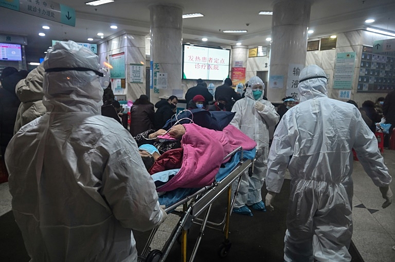 JANEIRO | Hospitais em Wuhan, na China, lotam com pessoas infectadas pelo recém descoberto vírus da covid-19