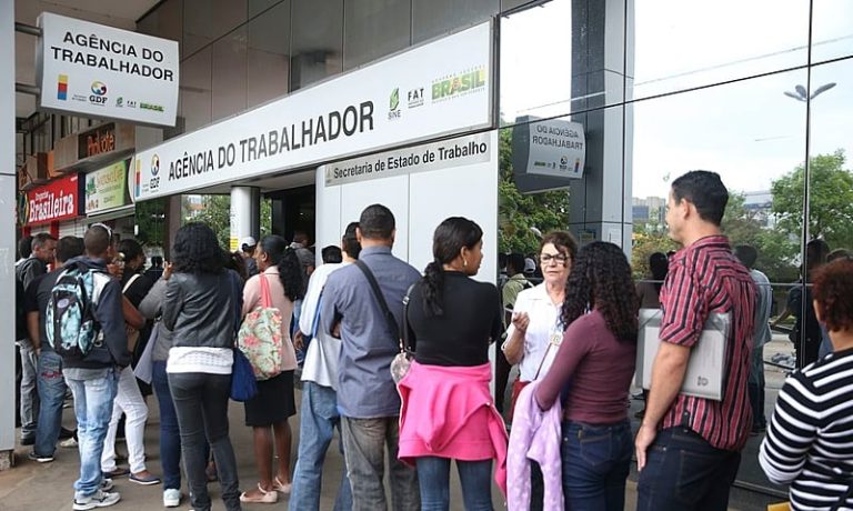 Taxa de desemprego diminui em relação a 2024 e fica em 6,6% no trimestre encerrado em abril