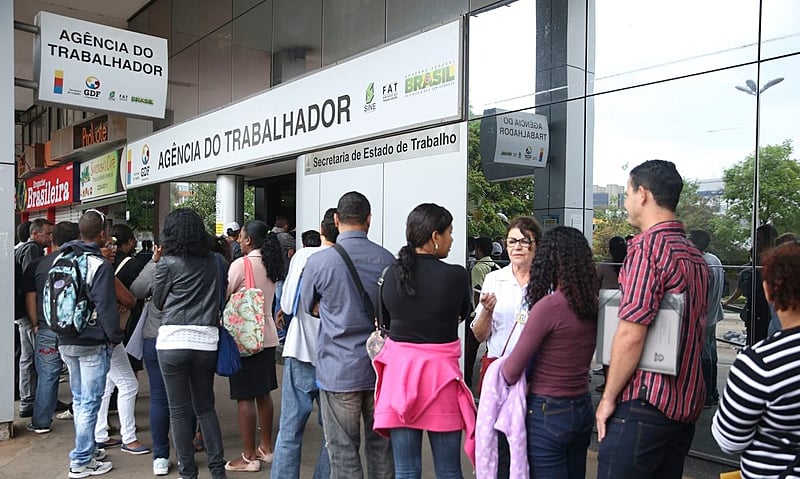 NOVEMBRO | A taxa de desemprego no Brasil chega a 14,2%, o maior nível desde o início da pandemia e afeta 14 milhões de pessoas (Dados: Pnad Contínua/IBGE)