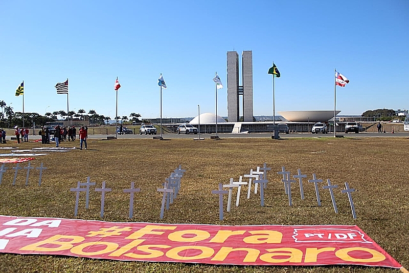 JULHO | Mais de mil organizações entregam pedido de impeachment de Bolsonaro ao Congresso por descaso com a saúde pública em meio à pandemia