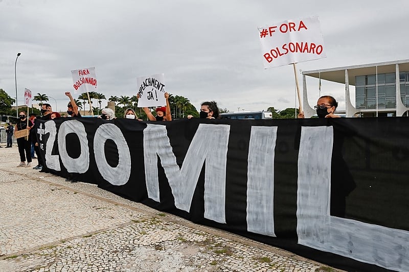 Protesto em frente ao Palácio do Planalto, em Brasília, no dia 8 de janeiro, cobra responsabilidade de Jair Bolsonaro pelos 200 mil mortos por covid-19 no Brasil