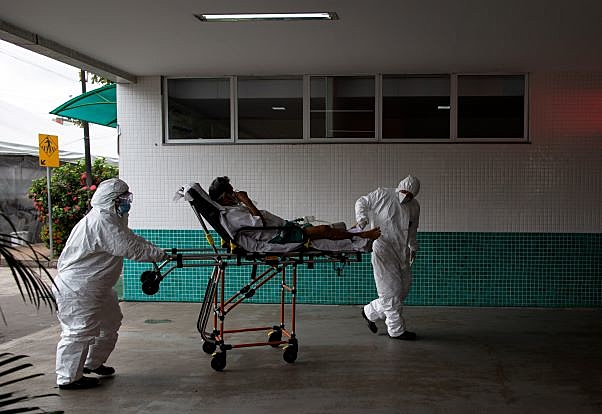 Paciente chega ao Hospital 28 de Agosto, em Manaus (AM) nesta quinta-feira (14). Capital enfrenta falta de oxigênio e leitos de UTI em meio à segunda onda de covid-19