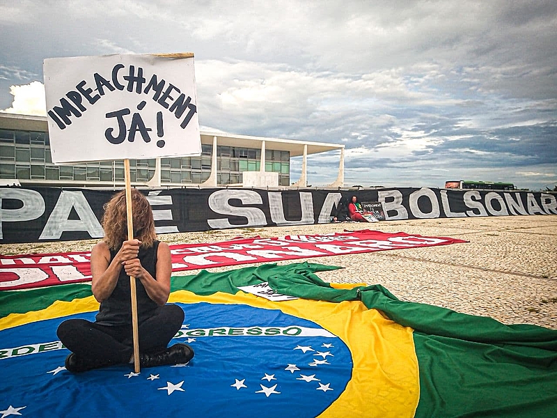 No último domingo (17), manifestantes fizeram novo ato pelo impeachment em Brasília (DF), em frente ao Congresso Nacional; cabe à Câmara dos Deputados dar aval à abertura desse tipo de processo