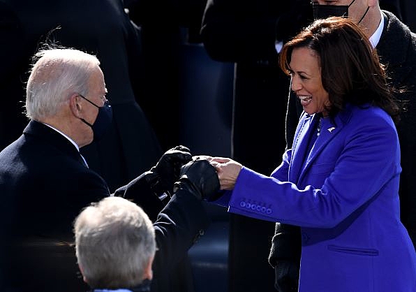 O presidente dos EUA, Joe Biden, e a vice Kamala Harris se cumprimentam batendo os pulsos durante a posse realizada nesta quarta-feira (20) no Capitólio, em Washington, DC