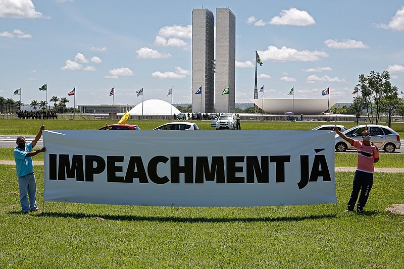 Com o agravamento da pandemia no Brasil e a falta de atuação do governo de Jair Bolsonaro, protestos pedem impeachment do presidente; já são 62 pedidos
