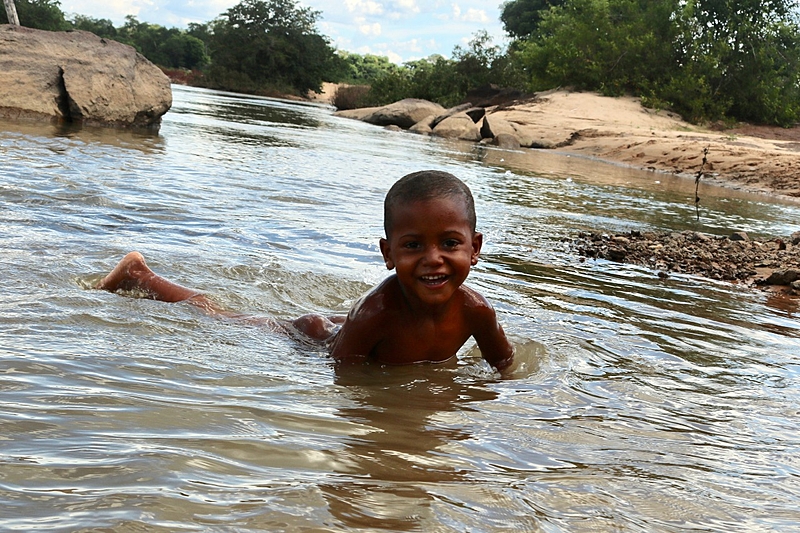 Criança brinca no rio Paraná, na comunidade kalunga Salinas, no Vão do Moleque