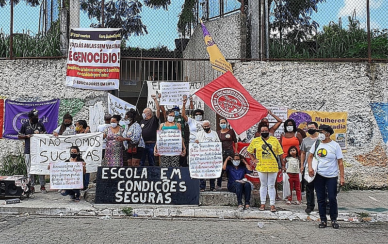 Famílias protestam contra falta de condições para a volta às aulas em escola da zona sul de São Paulo