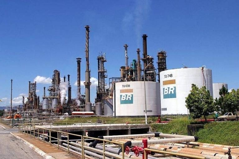 Petróleo vira maior item de exportação do Brasil enquanto país importa gasolina