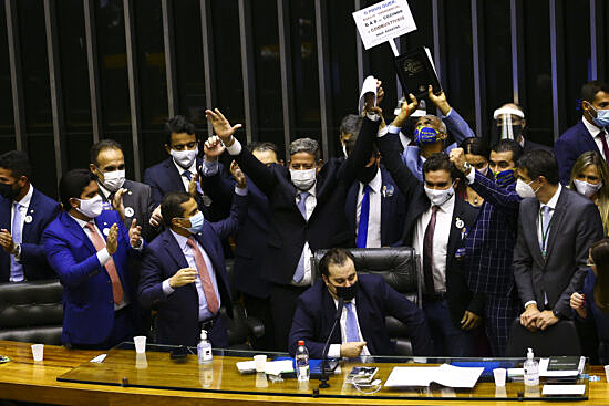Aglomeração na Câmara durante eleição de Arthur Lira (PP-AL) para mandato de novo presidente da Casa, em 1º de fevereiro
