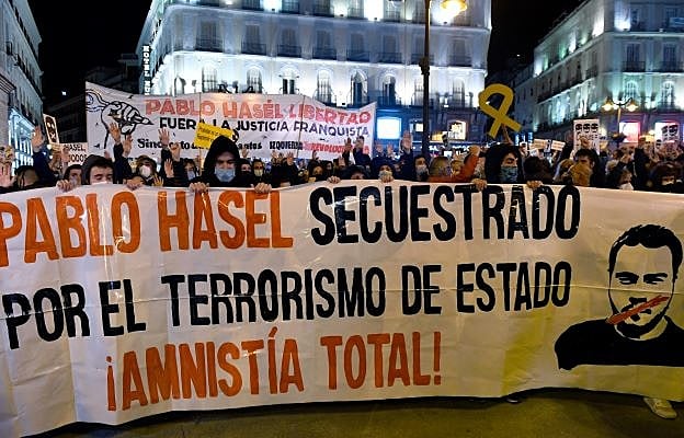 Manifestação contra a prisão do rapper espanhol Pablo Hasel em Madrid nesta terça (17). Quinze manifestantes foram presos e mais de 30 pessoas feridas durante confrontos com a polícia