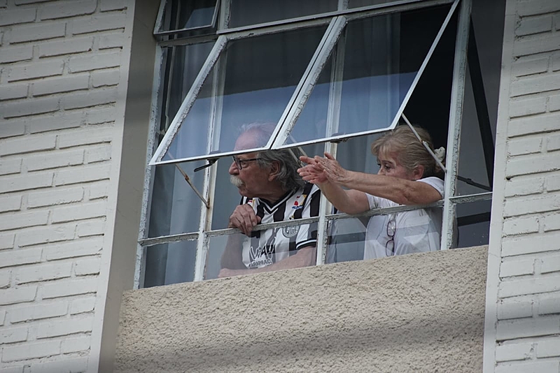 Casal de idosos apoia protestos pela saída de Bolsonaro da janela em Curitiba (PR)