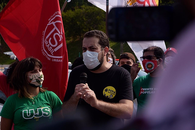 Guilherme Boulos, coordenador MTST durante manifestação pelo "Fora, Bolsonaro" neste sábado (20)
