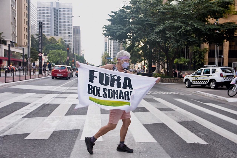 Manifestante durante protesto pelo impeachment de Bolsonaro na Av. Paulista neste sábado (20)