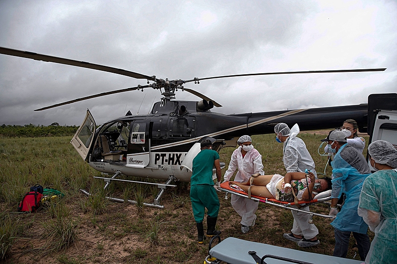 Mulher de 49 anos com covid-19 é transferida de helicóptero do município de Prainha do Itaituba, no Pará, no último domingo (21)