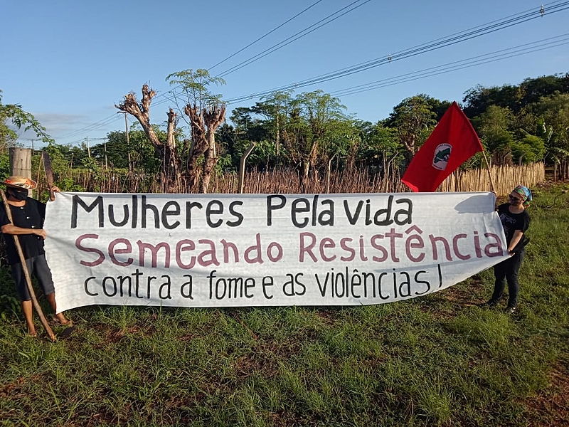O Pontal do Paranapanema amanheceu com ação das mulheres no campo e na cidade articuladas à Jornada de Luta das Mulheres, no 8 de março.