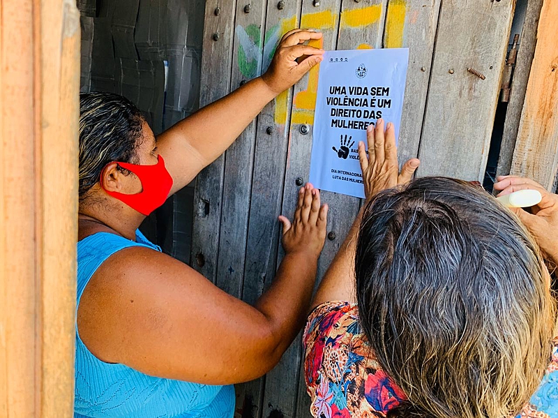 Ação de colagem de lambes realizada em referência ao 8 de março em Aracaju - Sergipe