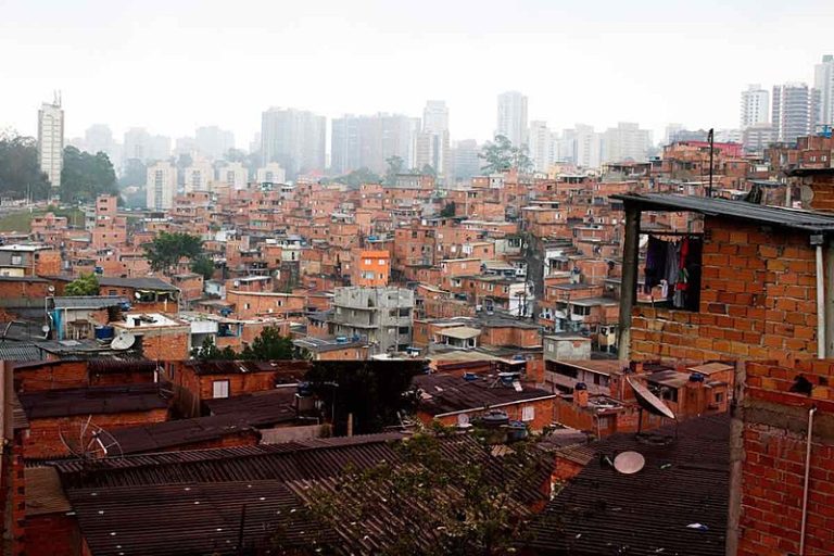 Distribuição de renda deve vir também em tributação de super-ricos, diz pesquisadora