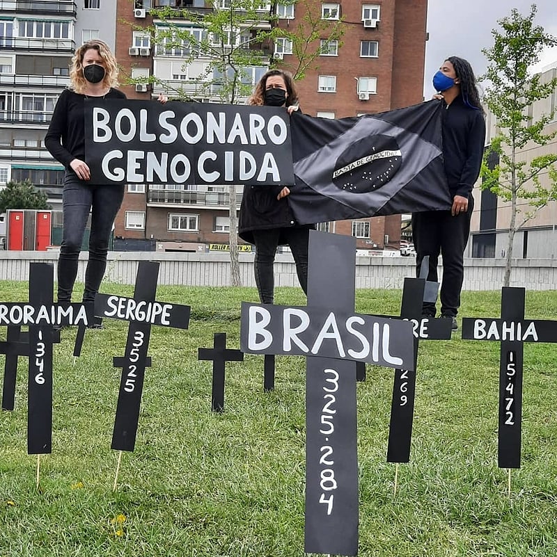 Brasileiros em Madrid fizeram nesta sexta (2) um ato simbólico de luto pelas vítimas da covid-19 e de protesto contra a má gestão da pandemia por parte do governo Bolsonaro