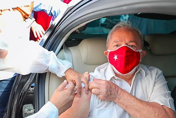 Na manhã deste sábado (3), o ex-presidente Luiz Inácio Lula da Silva recebeu a segunda dose da vacina contra o coronavírus, em São Bernardo do Campo (SP)