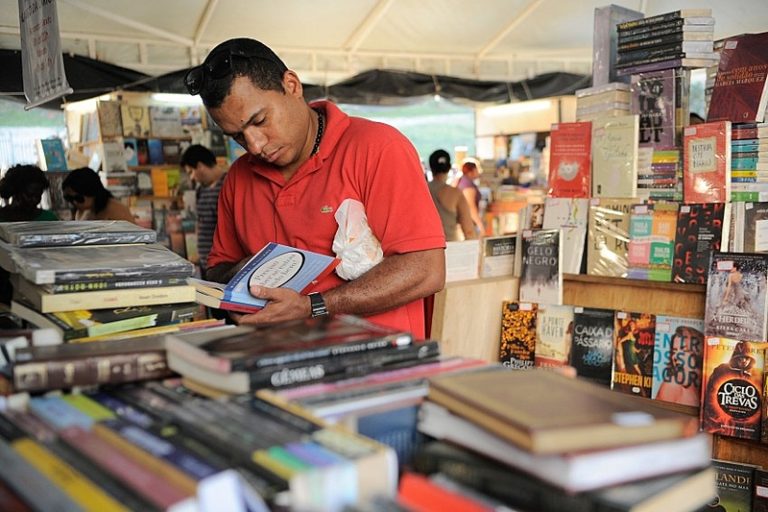 Acesso à leitura e funcionamento de bibliotecas comunitárias é tema do Prosa e Fato