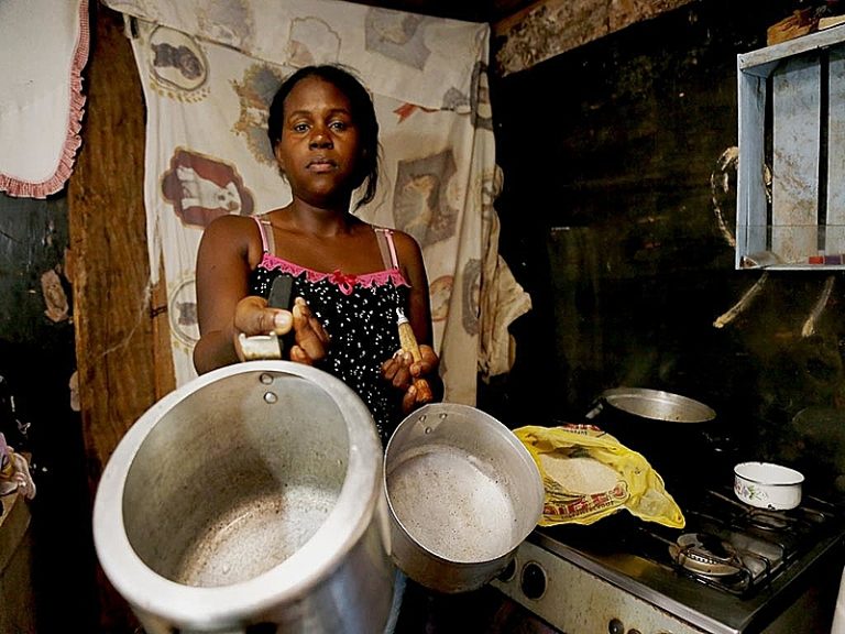 Gasto médio com alimentação nas favelas equivale a um salário mínimo, aponta estudo